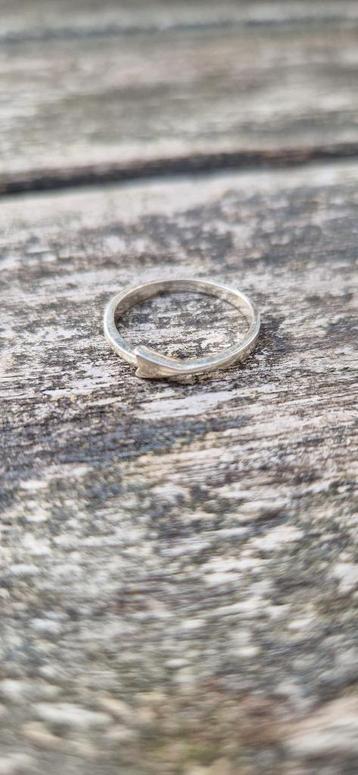 Eenvoudige ring in pijl vorm van 835 zilver beschikbaar voor biedingen