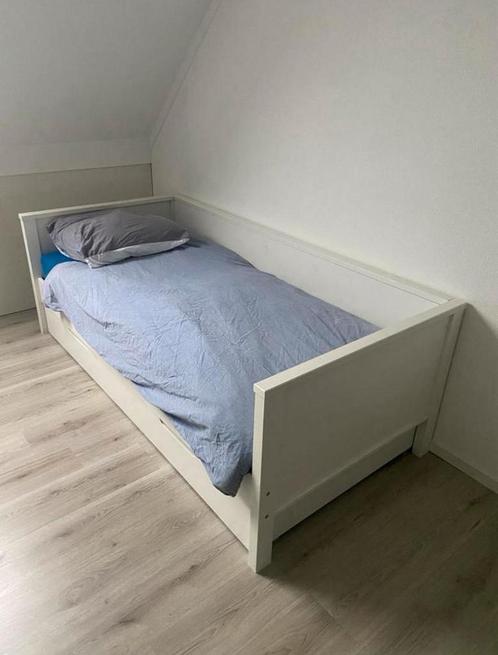 Wit eenpersoonsbed met matras en opberglades, Huis en Inrichting, Slaapkamer | Bedden, Zo goed als nieuw, Eenpersoons, 90 cm, 200 cm