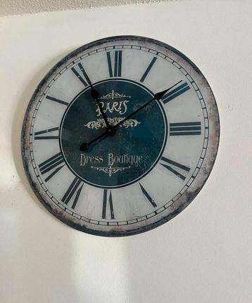 Twee verschillende wandklokken beschikbaar voor biedingen