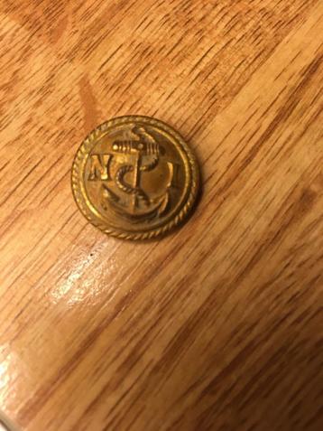 Messing knoop uniform zeevarende beschikbaar voor biedingen