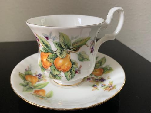 Royal Albert - koffiekop en schotel, Verzamelen, Porselein, Kristal en Bestek, Zo goed als nieuw, Kop en/of schotel, Porselein