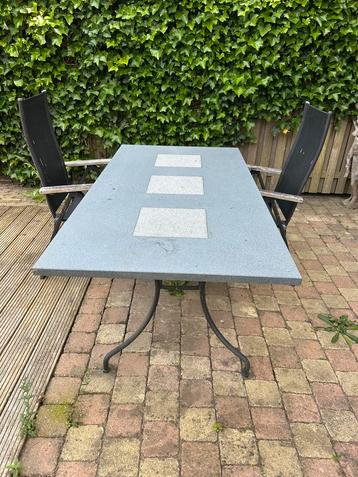 Leuke natuurstenen tuintafel (1,8x0,9m) robuust beschikbaar voor biedingen