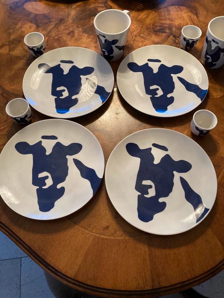 4bordjes 4eierdop 2mokken wit/blauwe koe, Huis en Inrichting, Keuken | Servies, Zo goed als nieuw, Bord(en), Overige stijlen, Porselein