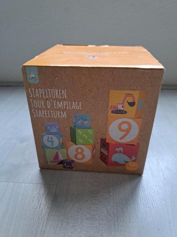 Te koop: kartonnen stapeltoren beschikbaar voor biedingen