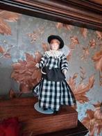 poppenhuis miniaturen caco popje dame met hoed porselein, Verzamelen, Poppenhuizen en Toebehoren, Ophalen of Verzenden, Zo goed als nieuw