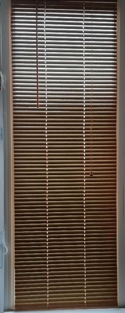 Jaloezieën houtkleurig en zilvergrijs aluminium 3 maten, Huis en Inrichting, Stoffering | Gordijnen en Lamellen, Gebruikt, 150 tot 200 cm