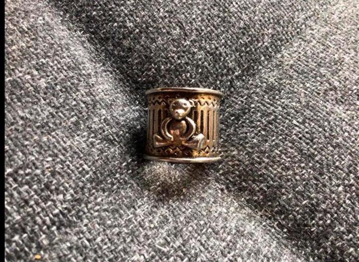 BEWERKTE RING met BEER Weerszijde erop 20mm, Sieraden, Tassen en Uiterlijk, Bedels, Zo goed als nieuw, Overige merken, 4 bedels of meer