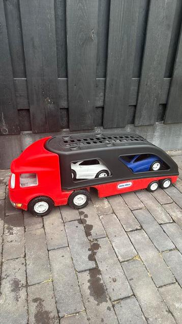 Grote vrachtauto Little Tikes met 2 autos beschikbaar voor biedingen