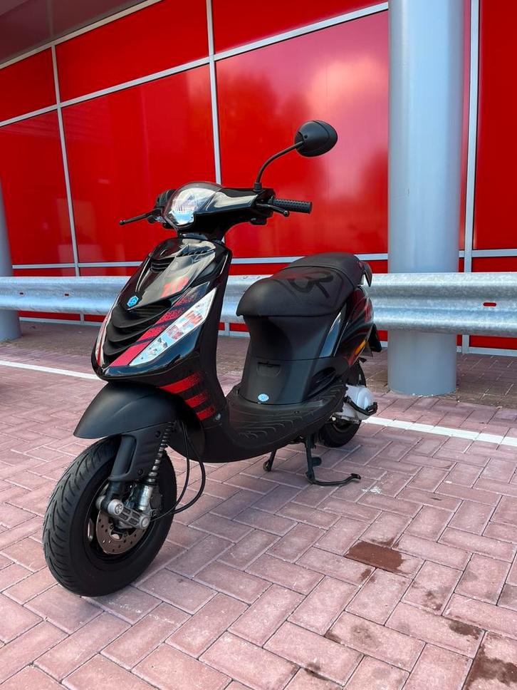 Piaggio zip h2o 50cc a1 zeldzaam, Fietsen en Brommers, Scooters | Piaggio, Zo goed als nieuw, Zip, Benzine, Ophalen