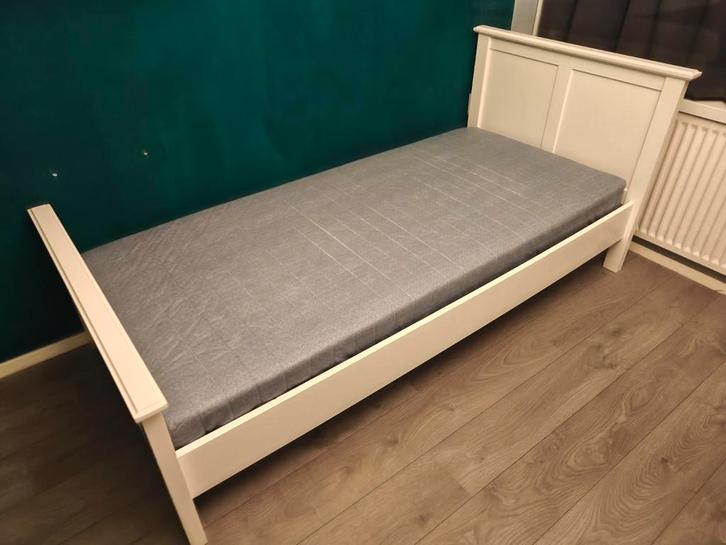 Ikea bedframe met matras - Gratis!, Huis en Inrichting, Slaapkamer | Bedden, Gebruikt, Eenpersoons, 90 cm, 200 cm, Hout, Wit, Ophalen
