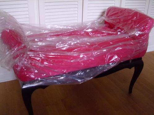 Design bankje met roze stoffen bekleding, Huis en Inrichting, Banken | Sofa's en Chaises Longues, Zo goed als nieuw, Tweepersoons