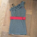 Gaaf jurkje van Flo met apart schouderaccent maat 122, Kinderen en Baby's, Kinderkleding | Maat 122, Meisje, Ophalen of Verzenden