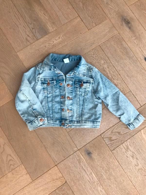 Gaaf (licht) spijkerjasje van H&M maat 104 - nog erg netjes, Kinderen en Baby's, Kinderkleding | Maat 104, Zo goed als nieuw, Meisje