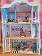 Houten Barbiehuis met accessoires en barbies, Kinderen en Baby's, Speelgoed | Poppenhuizen, Ophalen, Gebruikt, Poppenhuis