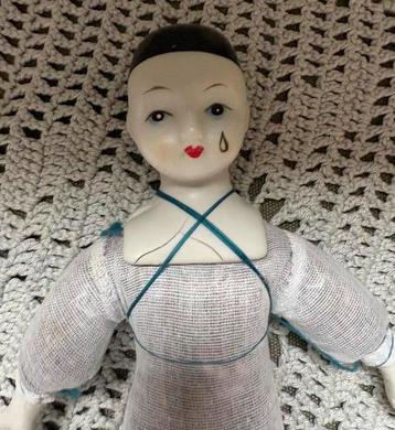 Oude porseleinen pierrot beschikbaar voor biedingen