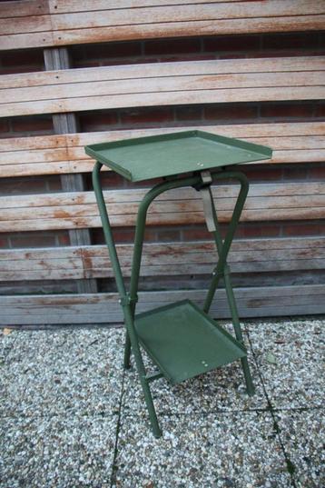 Groene metalen klaptafel met inklapbare poten. Nieuwstaat beschikbaar voor biedingen