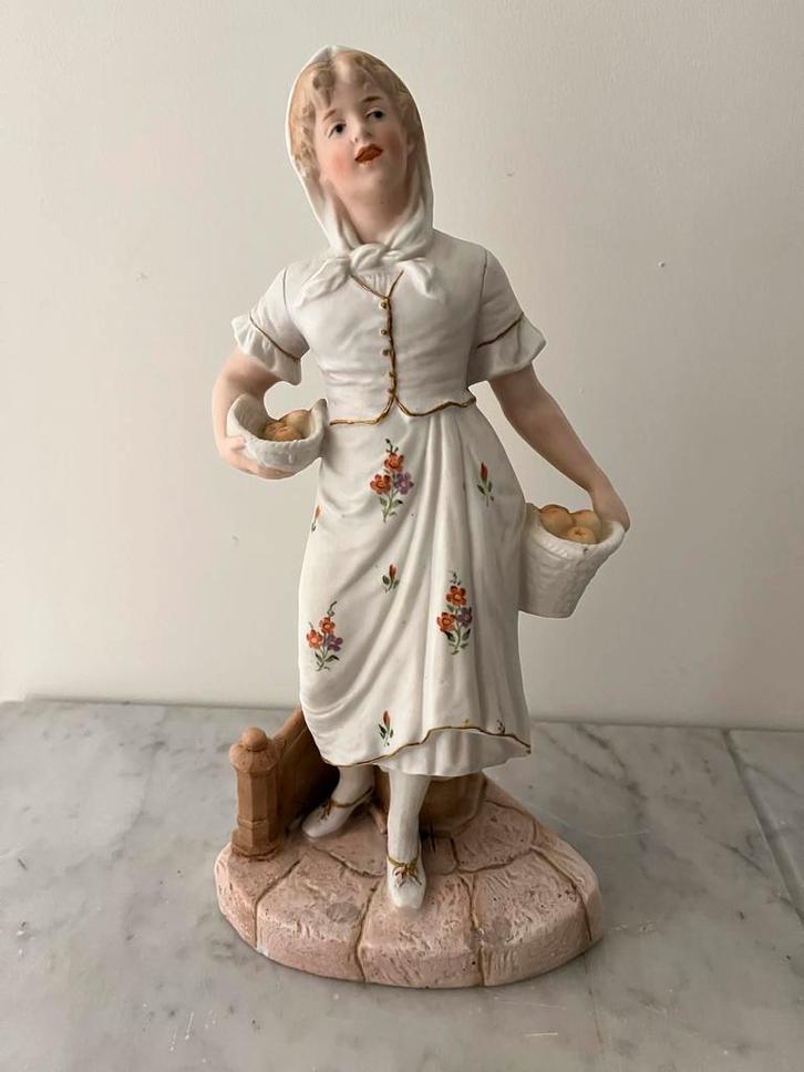 Antiek Biscuit Beeldje Eierraapster, Antiek en Kunst, Antiek | Porselein, Ophalen of Verzenden