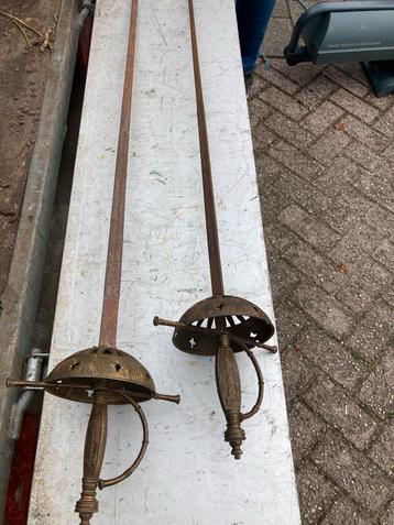 Twee antieke degen beschikbaar voor biedingen