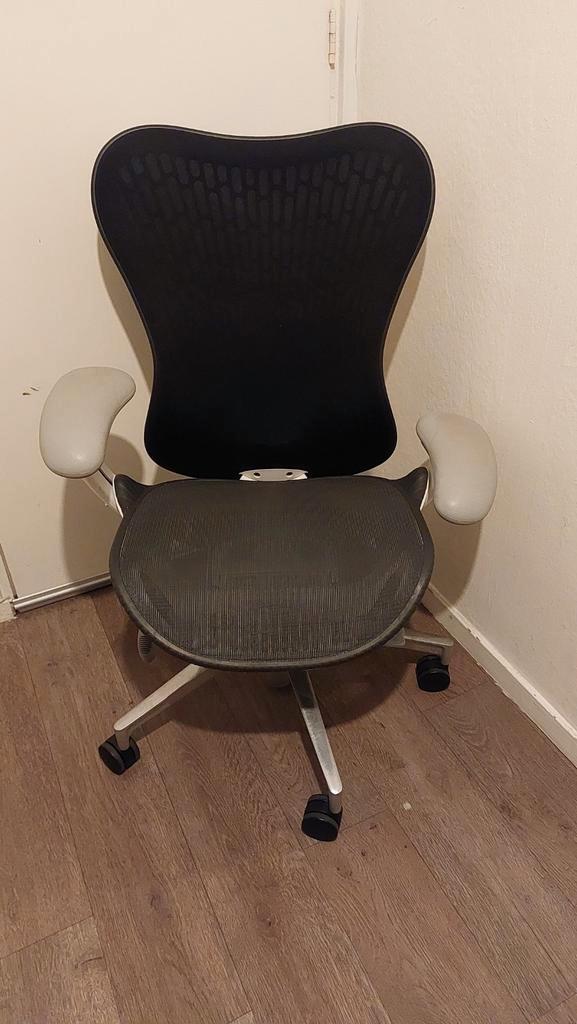 Herman Miller Mirra 2 Bureaustoel Amersfoort, Huis en Inrichting, Bureaustoelen, Zo goed als nieuw, Bureaustoel, Grijs, Ergonomisch