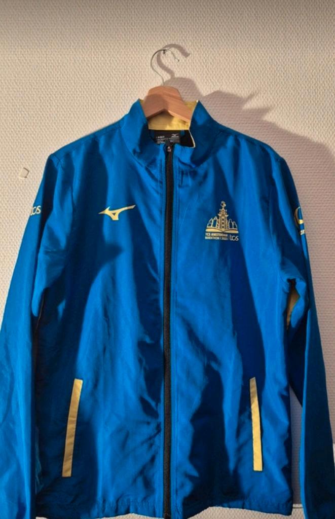 Mizuno TCS Amsterdam Marathon 2023 Windjack, Kleding | Heren, Jassen | Zomer, Zo goed als nieuw, Maat 48/50 (M), Blauw, Ophalen of Verzenden