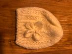 92 - 116 gebroken Witte gebreide muts met bloem maat 92-116, Kinderen en Baby's, Babykleding | Mutsen, Sjaals en Wanten, Ophalen of Verzenden