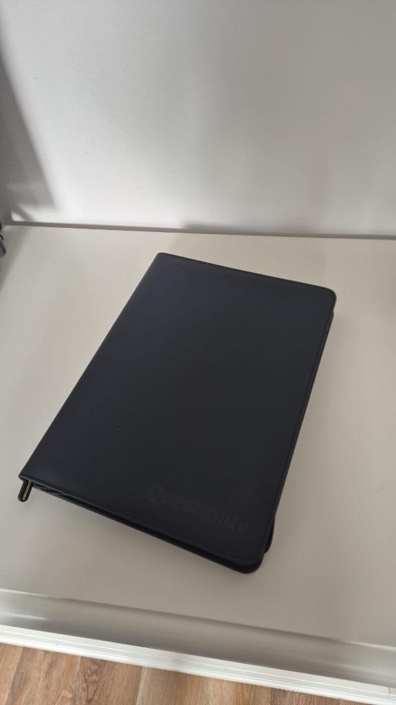 Questmate TCG Verzamelmap - Opbergmap voor 360 kaarten, Hobby en Vrije tijd, Verzamelkaartspellen | Pokémon, Zo goed als nieuw