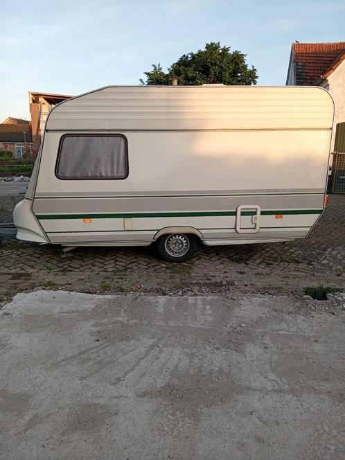 Nette mooie caravan te koop, Caravans en Kamperen, Caravans, Particulier, tot en met 4, Standaardzit, Vast bed, Luifel, Ophalen