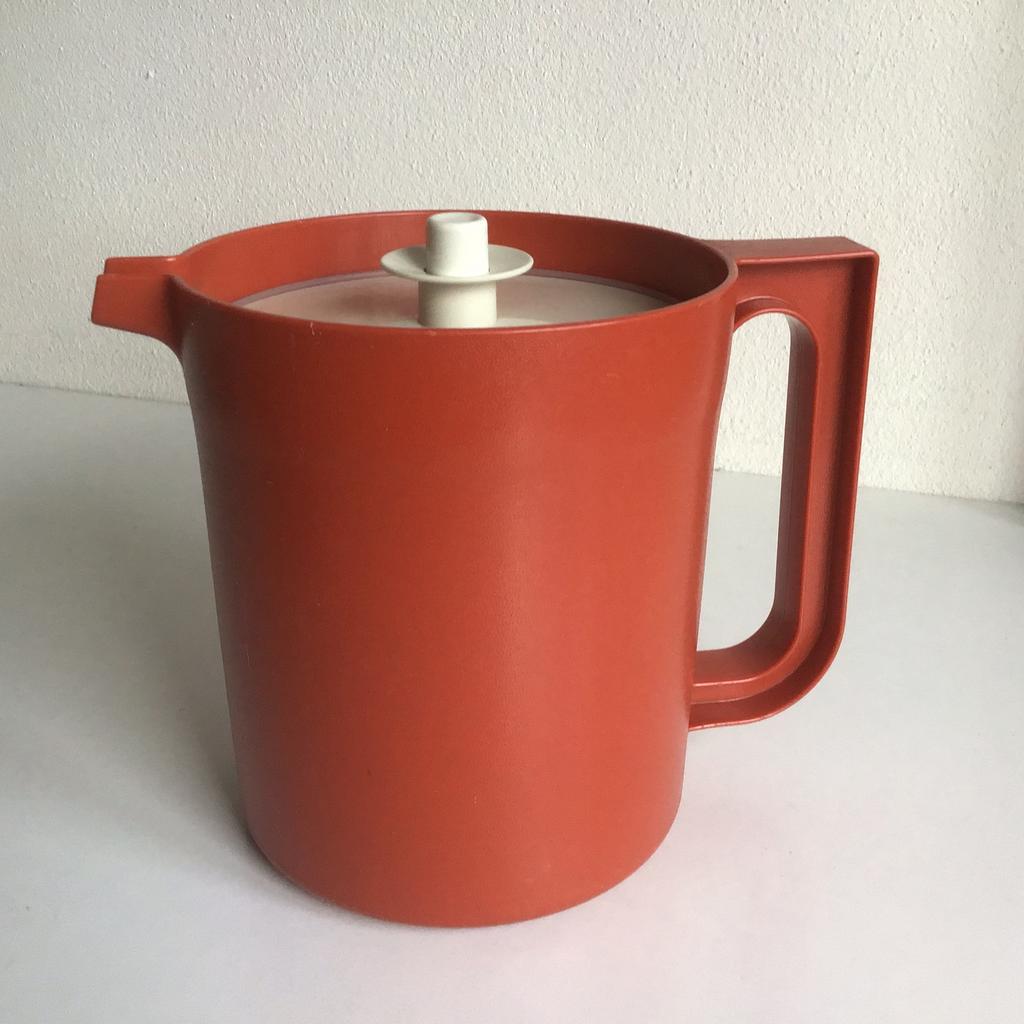 Tupperware schenkkan sapkan kan roodbruin 1.5 liter lekdicht, Ophalen of Verzenden, Rood, Beker of Kan