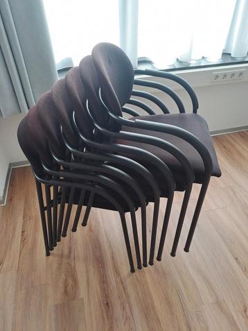 7 Stapelbare Stoelen - Stoffen Bekleding, Metalen Onderstel beschikbaar voor biedingen