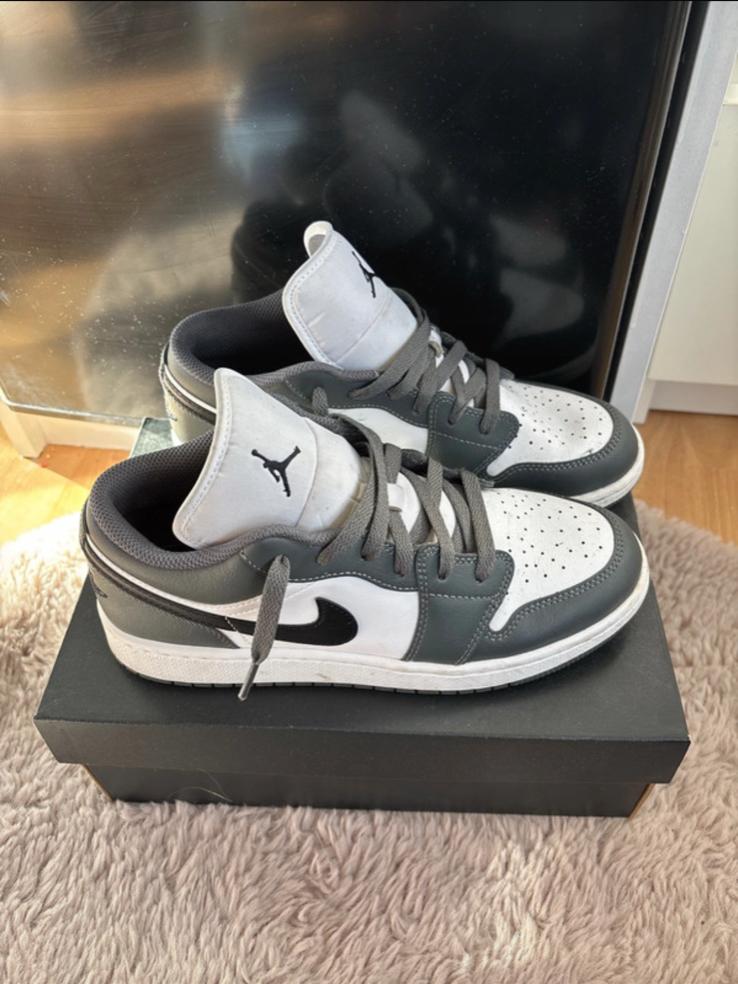 Jordan 1 Low Grijs - Maat 40 - Met Doos, Kleding | Heren, Schoenen, Ophalen of Verzenden, Zo goed als nieuw, Zwart, Sneakers of Gympen