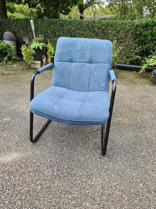 Nieuwe fauteuil LaChair met blauwe stof nu €75, Huis en Inrichting, Fauteuils, Nieuw, Hout, Kunststof, Metaal, Stof, Overige materialen