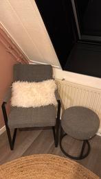 Leuke stoel met poefje grijs, Ophalen, Zo goed als nieuw, Grijs, Eén