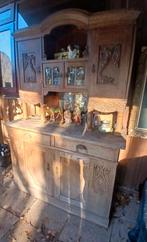 Antieke houten kast met houtsnijwerk,gothic details., Antiek en Kunst, Curiosa en Brocante, Ophalen