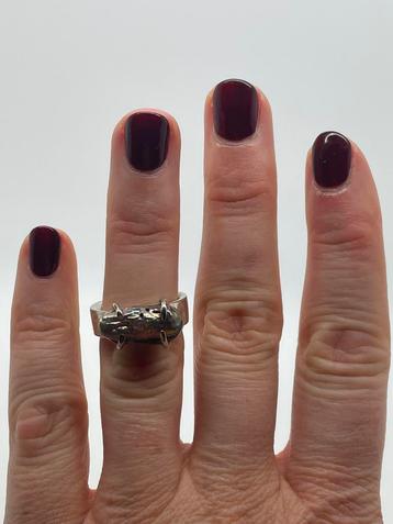 A296 Prachtige zilveren ring aparte steen maat 16,25 beschikbaar voor biedingen