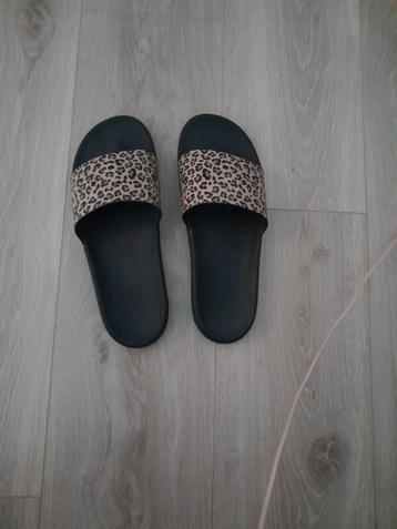 Leuke nieuwe slippers maat 41 beschikbaar voor biedingen