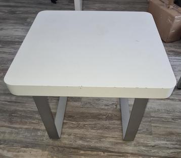 2 witte hoogglans bijzettafels. beschikbaar voor biedingen