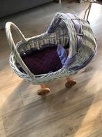 Rieten Poppenwagen met pop en paarse bekleding, Ophalen of Verzenden, Gebruikt, Overige typen