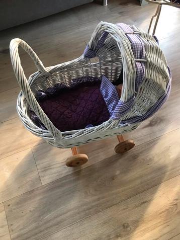 Rieten Poppenwagen met pop en paarse bekleding beschikbaar voor biedingen