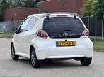 Toyota Aygo 1.0-12V Dynamic Navigator Navigatie*5DR*Airco*LM, Voorwielaandrijving, Euro 5, Gebruikt, Metallic lak