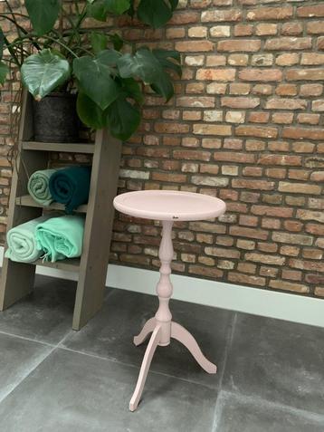 Leuk bijzettafeltje beschikbaar voor biedingen