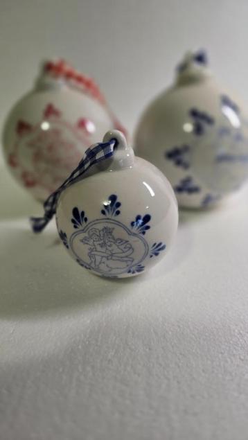 Aardewerk kerst ballen met engeltjes beschikbaar voor biedingen