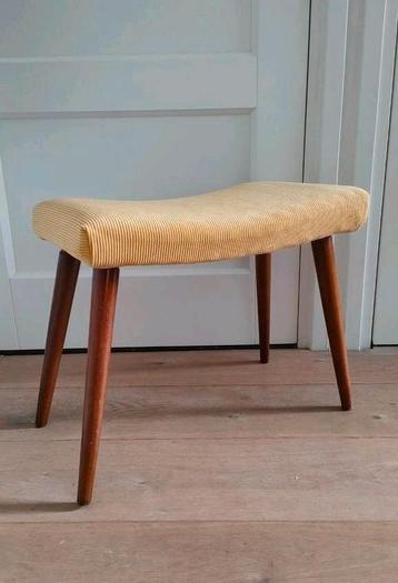 Vintage krukje voetenbank hocker kruk voetenbankje poef  beschikbaar voor biedingen