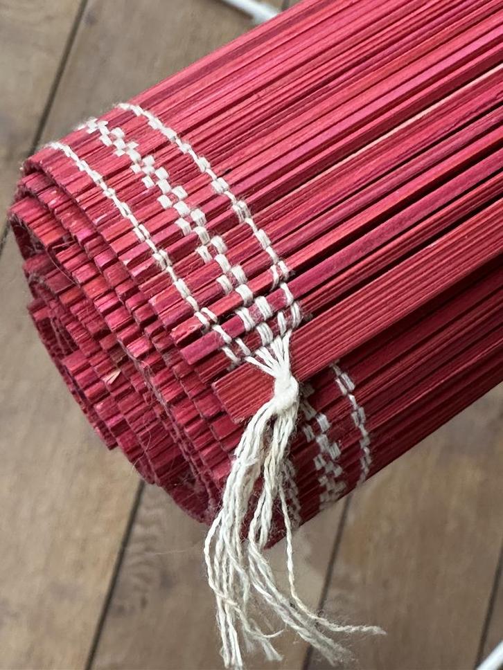 Felgekleurde rieten mat, roze, tafelloper, wand jaren '60, Antiek en Kunst, Curiosa en Brocante, Ophalen of Verzenden