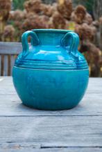 Vintage turquoise vaas, Gebruikt, Blauw, Aardewerk of Porselein, Ophalen of Verzenden