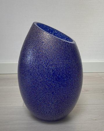 Murano kobaltblauwe designvaas gesigneerd beschikbaar voor biedingen