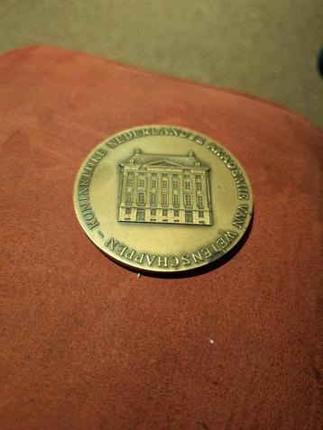 KNAW Herdenkingsmedaille 175 jaar Trippenhuis beschikbaar voor biedingen