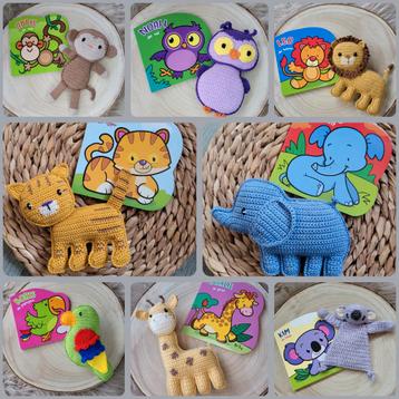 Gehaakte knuffels met bijpassend kartonboekje beschikbaar voor biedingen