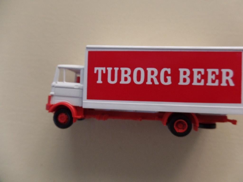 Mercedes LP809 vrachtwagen Tuborg bier Praliné, Hobby en Vrije tijd, Modelauto's | 1:87, Nieuw, Bus of Vrachtwagen, Verzenden