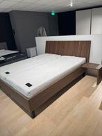 Houten ledikant 180x200 showroom met nachttafels, Ophalen, Nieuw