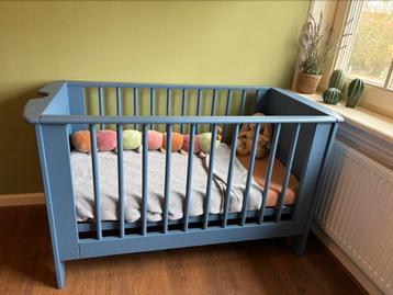 Toffe ledikant, commode en plank beschikbaar voor biedingen